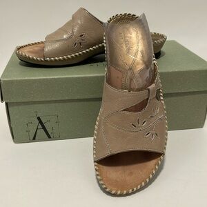 Clark’s Artisan Collection Gretta off white Size 6